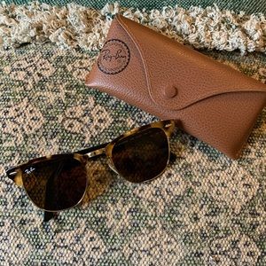 Ray Ban Clubmaster Fleck Tortoise RB3016